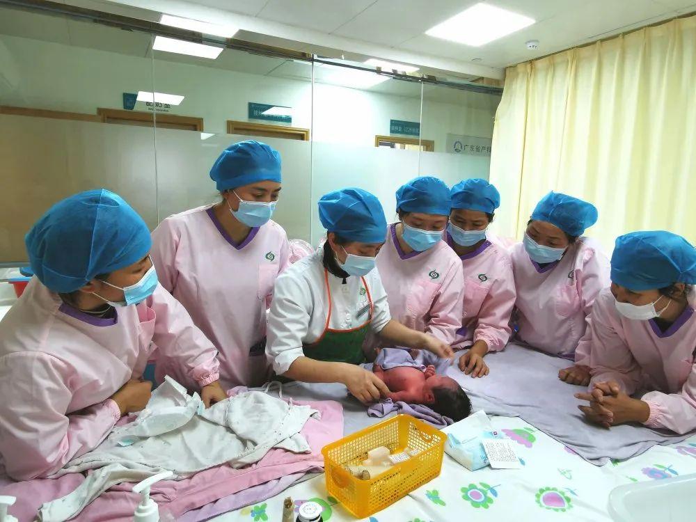 丘北县妇婴监护型护送